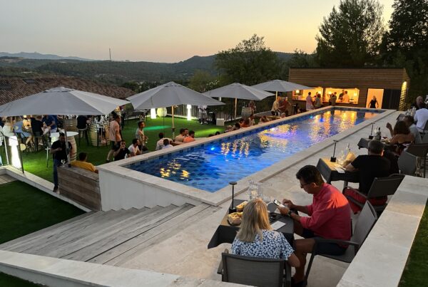 Soirée événement domaine de vin. Afterworks Château Henri Bonnaud 2023. Rooftop avec piscine à Aix-en-Provence.